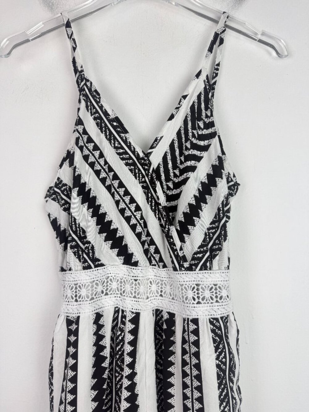 NWT Cupshe Geo Striped Surplice Sleeveless Straight Leg Jumpsuit Size Medium M - Picture 3 of 16